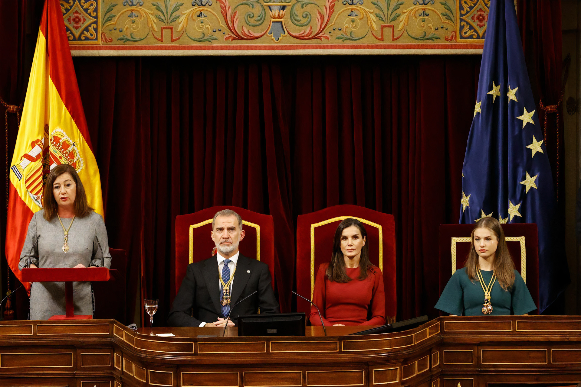 La familia real junto a la presidenta del Congreso, Francina Armengol. Foto: Casa Real