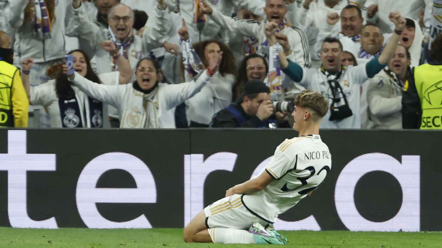 Nico Paz celebra el gol con la afición del Bernabéu al fondo.