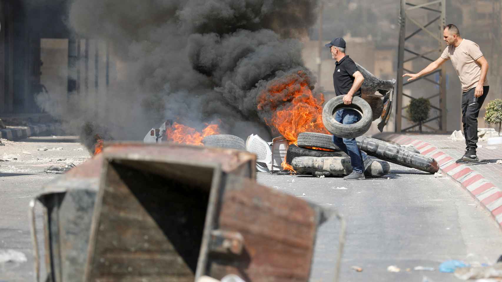 Palestinos ante una barricada en una calle de Tubas, en Cisjordania.