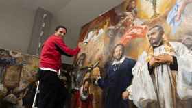 Raúl Berzosa trabajando en una pintura de gran tamaño en su taller en el centro de Málaga.