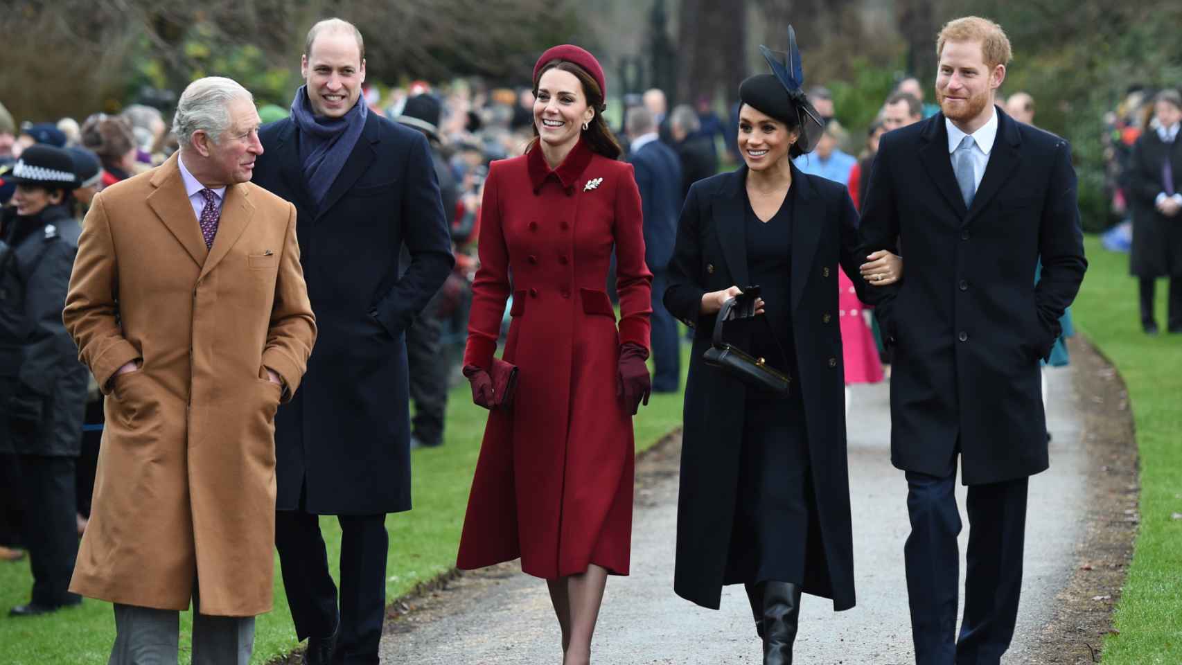El rey Carlos III, Guillermo, Kate, Meghan y Harry, en diciembre de 2018.