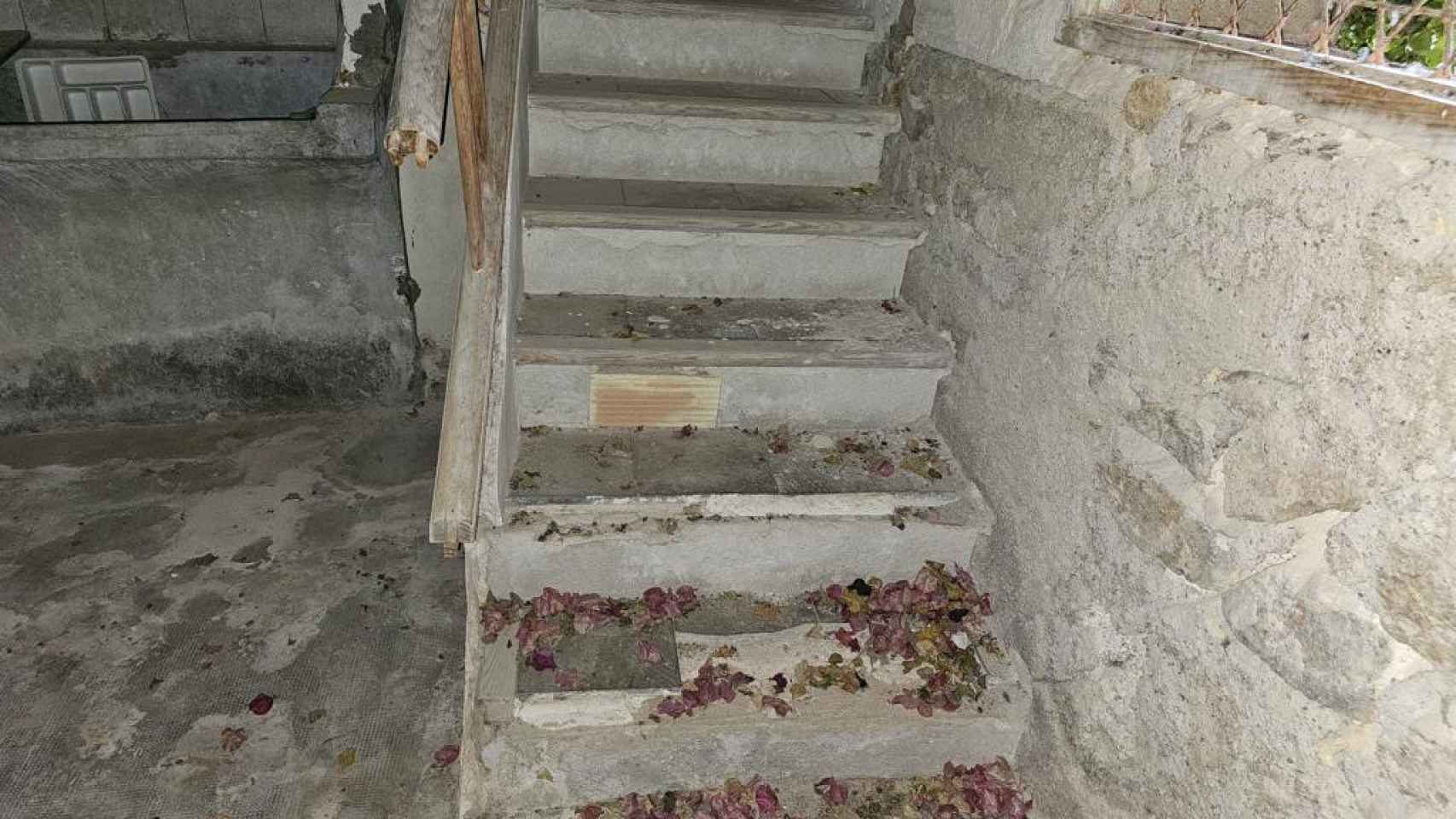 Escaleras en deterioro en el interior del palacio.