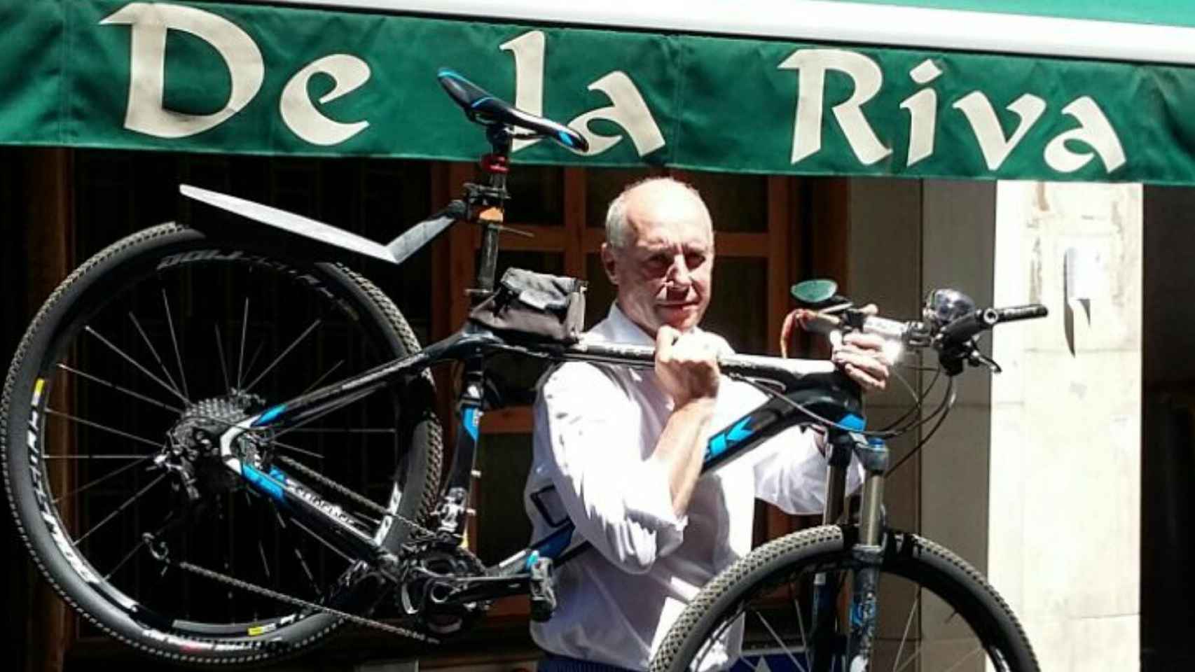 El dueño de De la riva con su bicicleta.
