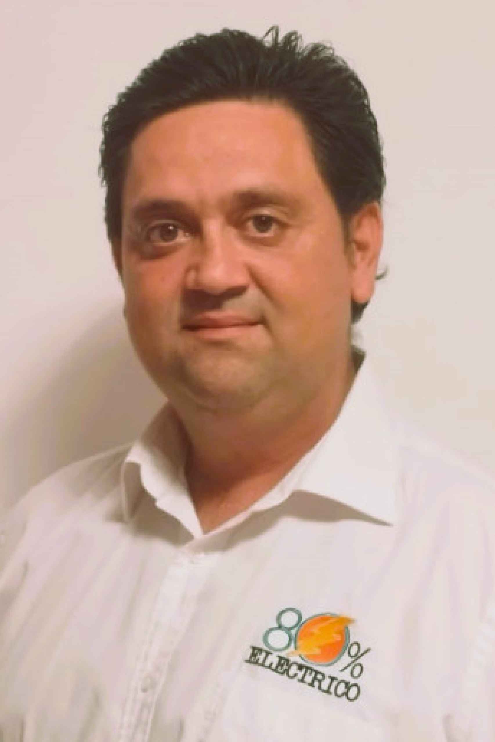 Jorge González es director, profesor y mecánico de la escuela de formación '80% Eléctrico'