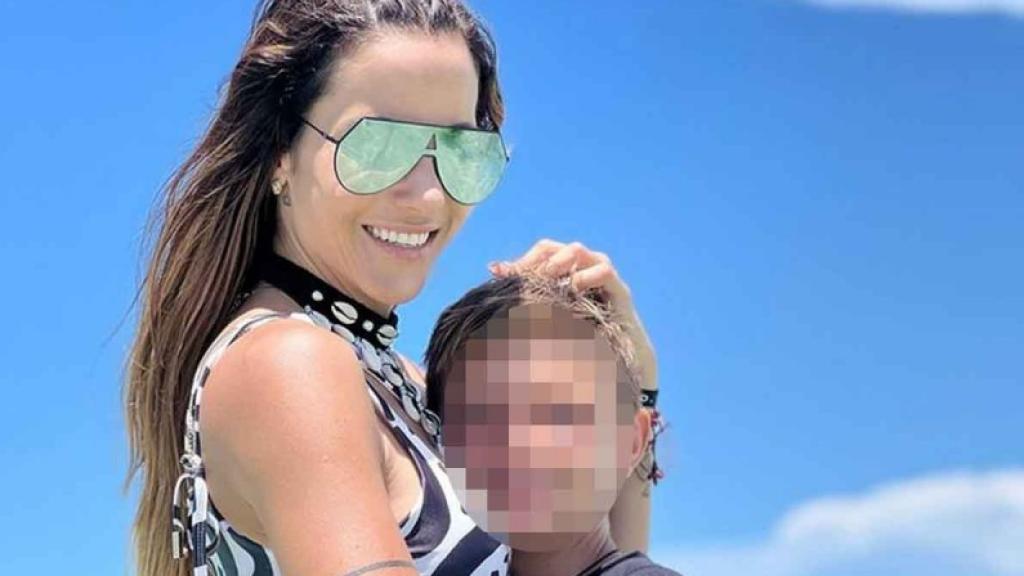 Paula Bevilacqua, influencer, junto a su hijo menor. Fuente: Excelsior