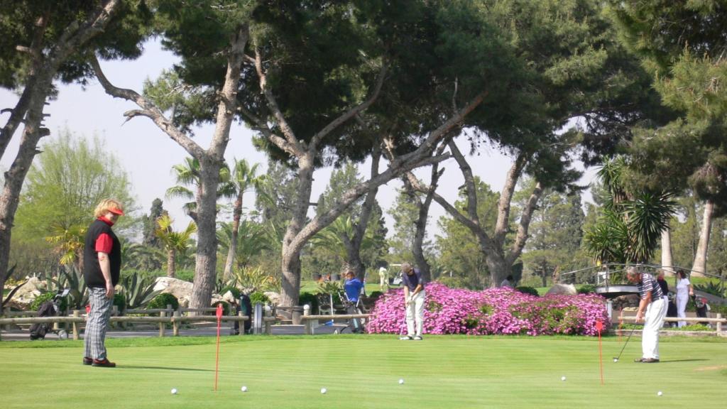 Jugadores de Golf en un club de Alicante, en una imagen de archivo.