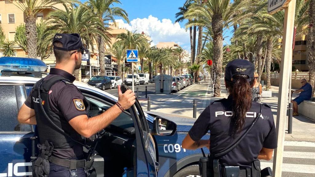 Dos detenidos en Elche por empujar a un agente e intentar huir con objetos de dudosa procedencia