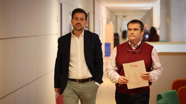 Los procuradores del Grupo Socialista Diego Moreno y Jesús Puente, a su llegada a la rueda de prensa de este jueves en las Cortes.