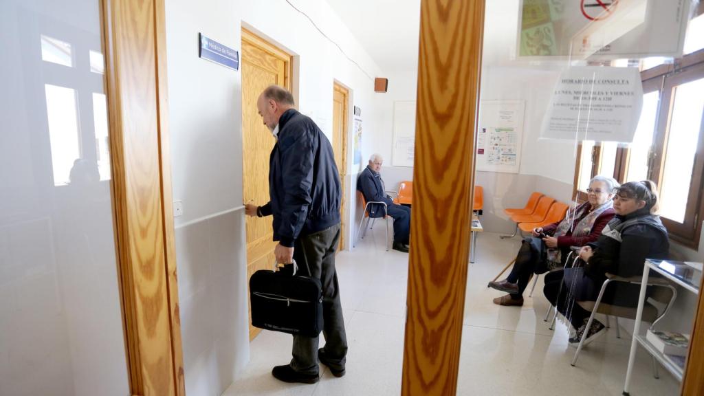 Un médico de familia entra en su consulta en el municipio vallisoletano de Viloria del Henar.