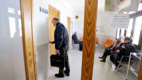 Un médico de familia entra en su consulta en el municipio vallisoletano de Viloria del Henar.