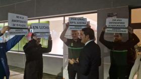 Agentes medioambientales protestando contra Quiñones con pancartas a la salida de unos premios