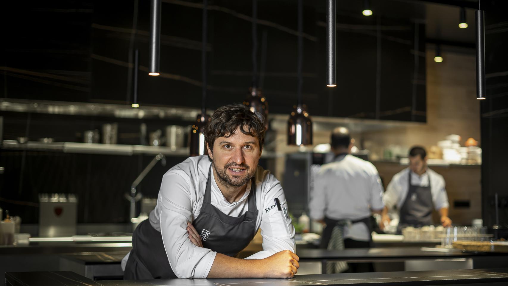 Alberto Molinero posa en la cocina de su restaurante con el que ha logrado su primera estrella Michelin