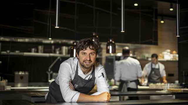 Alberto Molinero posa en la cocina de su restaurante con el que ha logrado su primera estrella Michelin