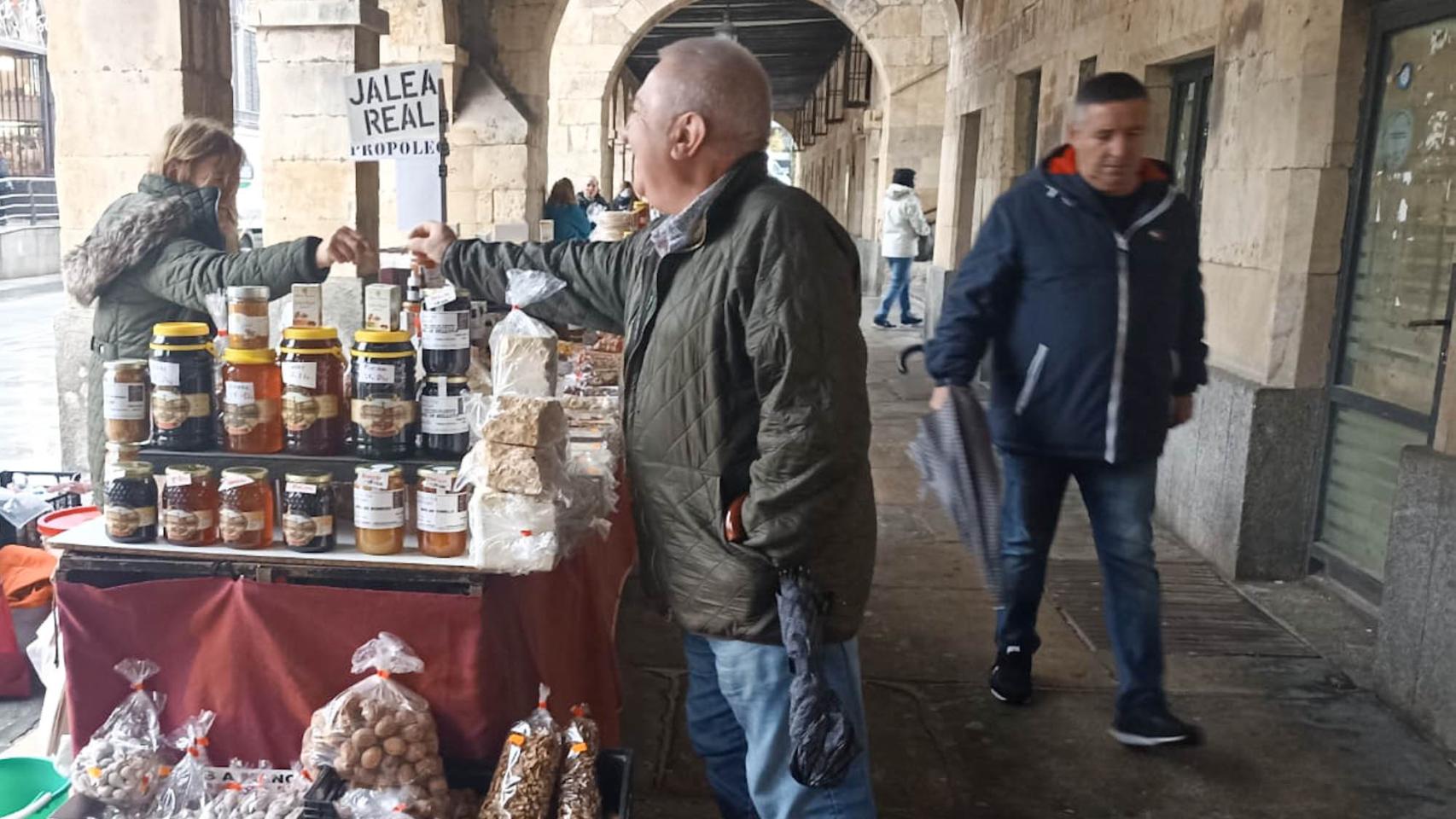 La venta de turrón albercano, artesano y tradicional, en los soportales bajos de la Plaza Mayor de Salamanca