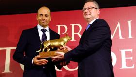 Manolo 'Vellosino' recibe el Toro de Oro de manos del consejero de Agricultura y Ganadería, Gerardo Dueñas