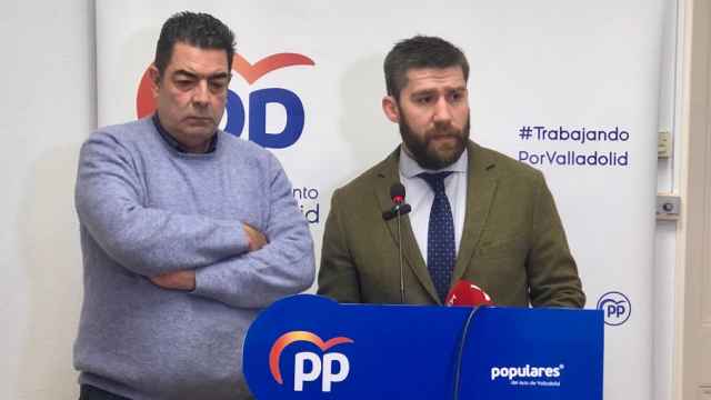 El concejal de Hacienda del Ayuntamiento de Valladolid, Francisco Blanco, y el de Movilidad, Alberto Gutiérrez, durante la rueda de prensa de este jueves.
