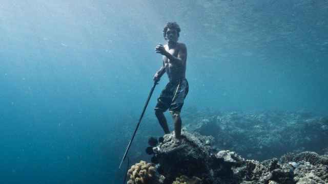Un miembro de la tribu de los Bajau viviendo bajo el mar