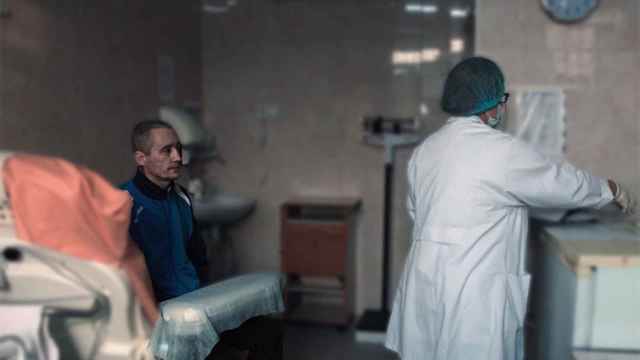 Un paciente mayor con VIH es tratado por una médico.