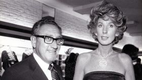 Henry Kissinger y su segunda esposa, Nancy Maginnes, en una imagen de archivo.