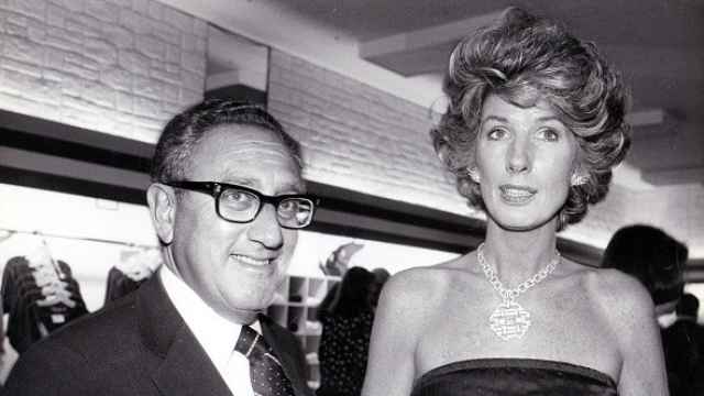 Henry Kissinger y su segunda esposa, Nancy Maginnes, en una imagen de archivo.