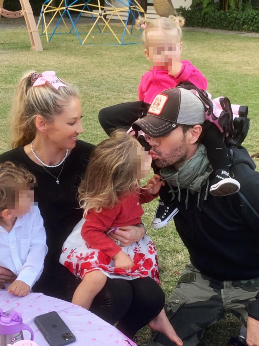 Enrique Iglesias junto a su mujer y sus tres hijos.