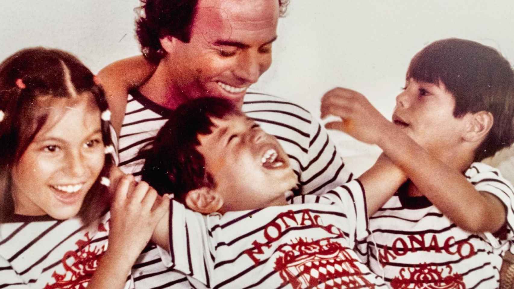 Enrique Iglesias con su padre y sus hermanos Chábeli y Julio Jr., en una imagen de archivo.