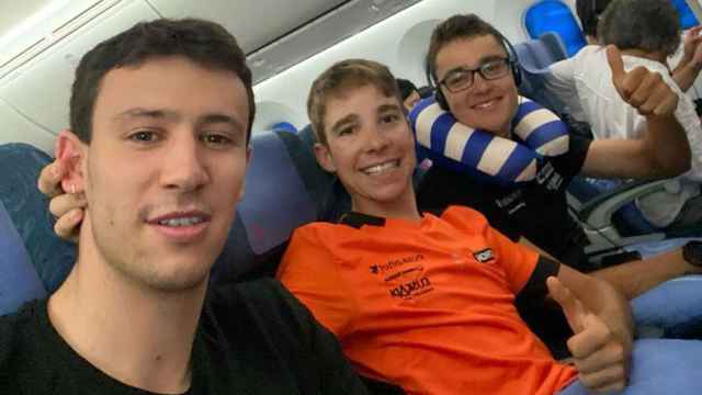 Ibai Azurmendi, en el centro, junto a otros compañeros del Euskaltel Euskadi en uno de los viajes de esta temporada.