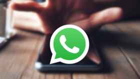 Logo de WhatsApp sobre un móvil