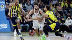 Campazzo se escapa de dos jugadores del Fenerbahçe.