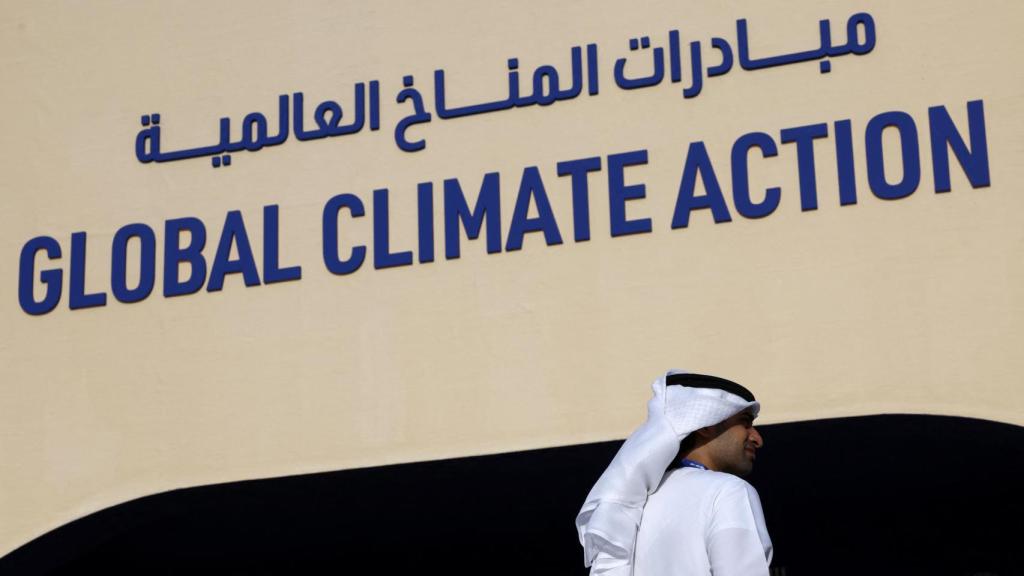 Un hombre con ropa tradicional emiratí en el primer día de la COP 28 en Dubai (EAU).