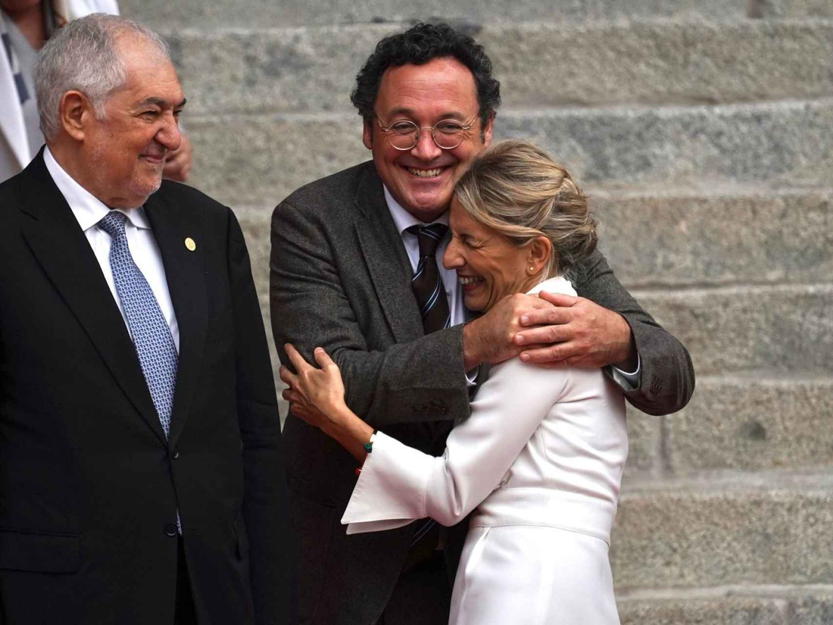 El fiscal general, García Ortiz, abraza a Yolanda Díaz en presencia de Cándido Conde-Pumpido, este miércoles, a las puertas del Congreso de los Diputados.