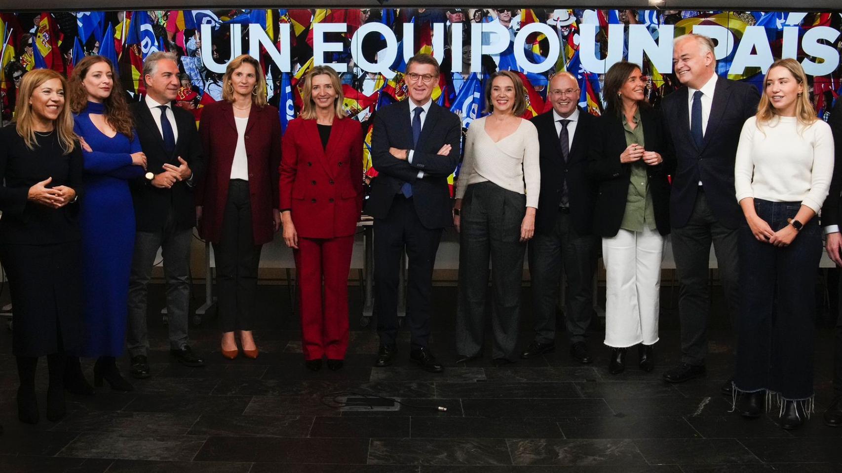 Alberto Núñez Feijóo este jueves en Génova, junto a la nueva dirección del PP.