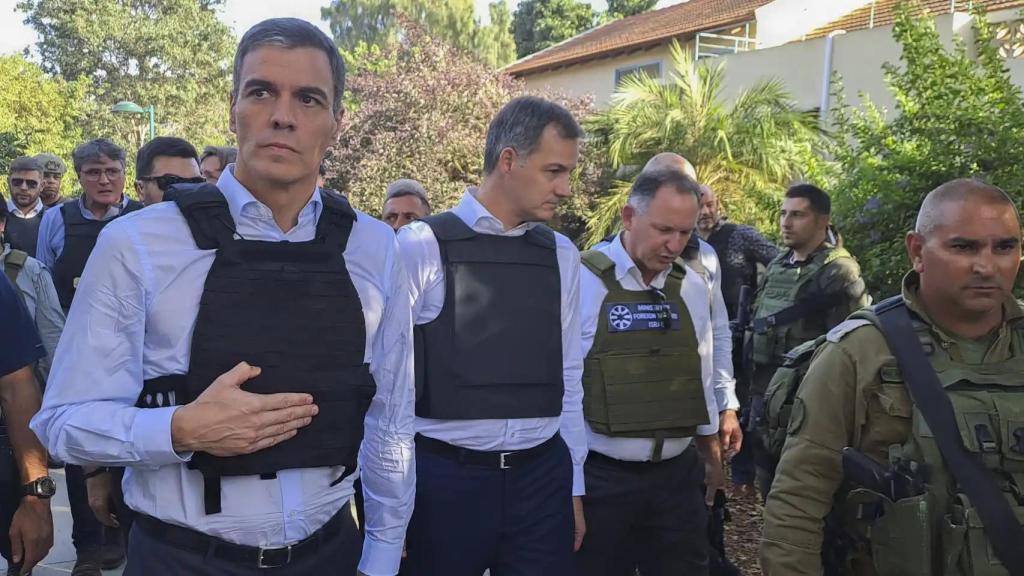 Pedro Sánchez recorre un kibutz atacado durante la matanza de Hamás, el 7 de octubre en el sur de Israel.