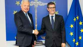 El saludo de Félix Bolaños al comisario de Justicia, Didier Reynders, previo a su reunión de este jueves en Bruselas