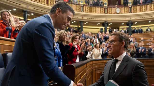 Feijóo saluda a Sánchez tras ser reelegido presidente en su sesión de investidura.