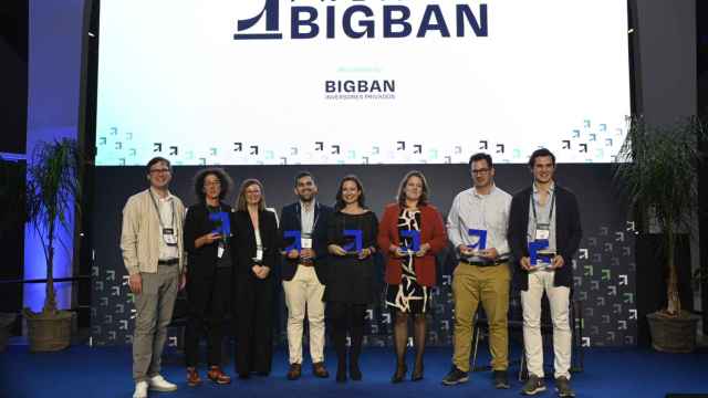 Los galardonados en los Premios BIGBAN 2023 posan con su galardón en la noche de gala de la inversión celebrada este 29 de noviembre en Valencia.