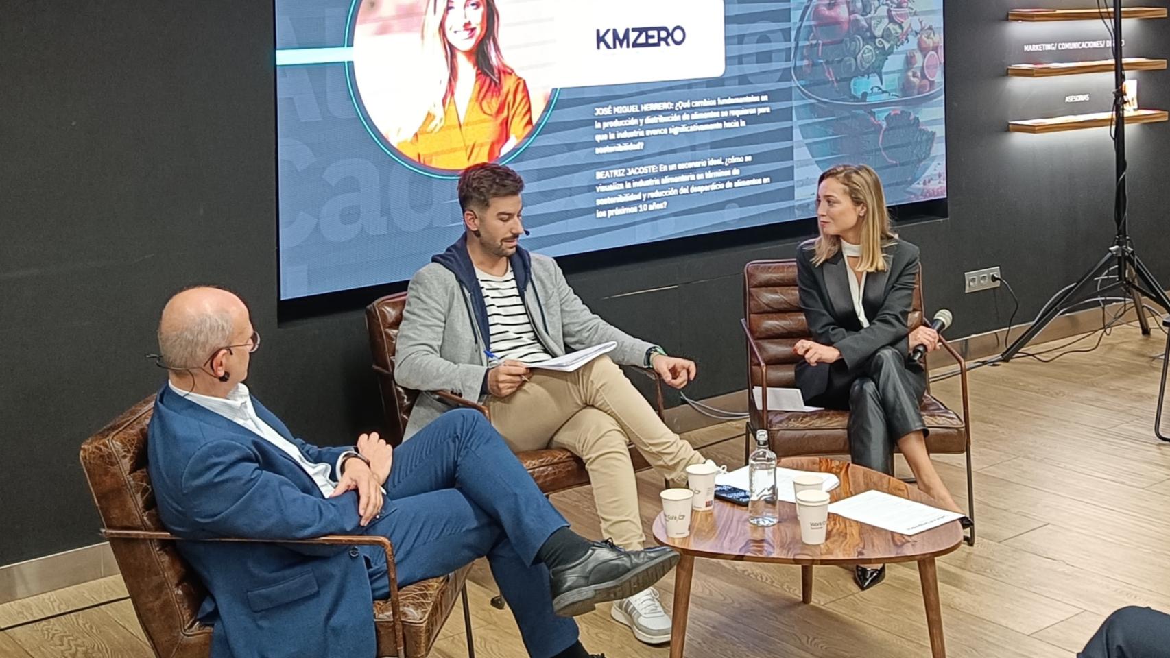 De izquierda a derecha: José Miguel Herrero, director general de la Industria Alimentaria del Ministerio de Agricultura, Pesca y Alimentación; Kilian Zaragozá, CEO y cofundador de Naria, y Beatriz Jacoste, directora de KM ZERO Food Innovation Hub.