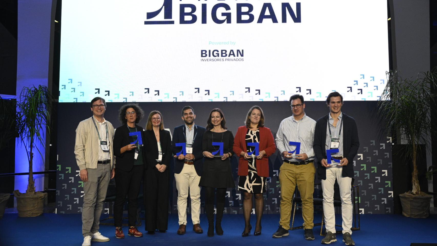 Los galardonados en los Premios BIGBAN 2023 posan con su galardón en la noche de gala de la inversión celebrada este 29 de noviembre en Valencia.