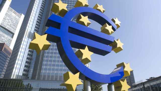 Símbolo del euro frente a la antigua sede del BCE.