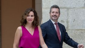 La presidenta de la Comunidad de Madrid, Isabel Díaz Ayuso, y el consejero de Cultura, Turismo y Deporte, Mariano de Paco, a su llegada a la presentación de la Estrategia Turística 2023-2026