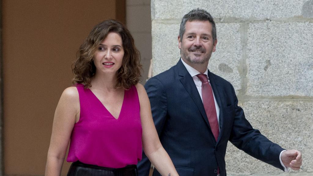 La presidenta de la Comunidad de Madrid, Isabel Díaz Ayuso, y el consejero de Cultura, Turismo y Deporte, Mariano de Paco, a su llegada a la presentación de la Estrategia Turística 2023-2026