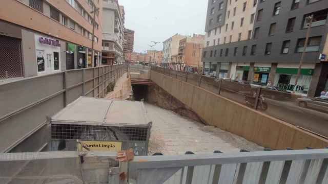 Imagen de la rampa de acceso al túnel del Metro de Málaga, en Callejones del Perchel.