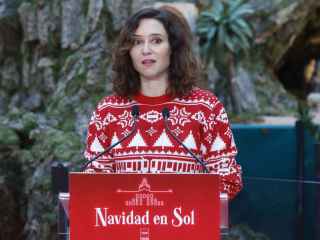 Isabel Díaz Ayuso triunfa con su jersey navideño: descubre el curioso lugar donde puedes comprarlo y el precio