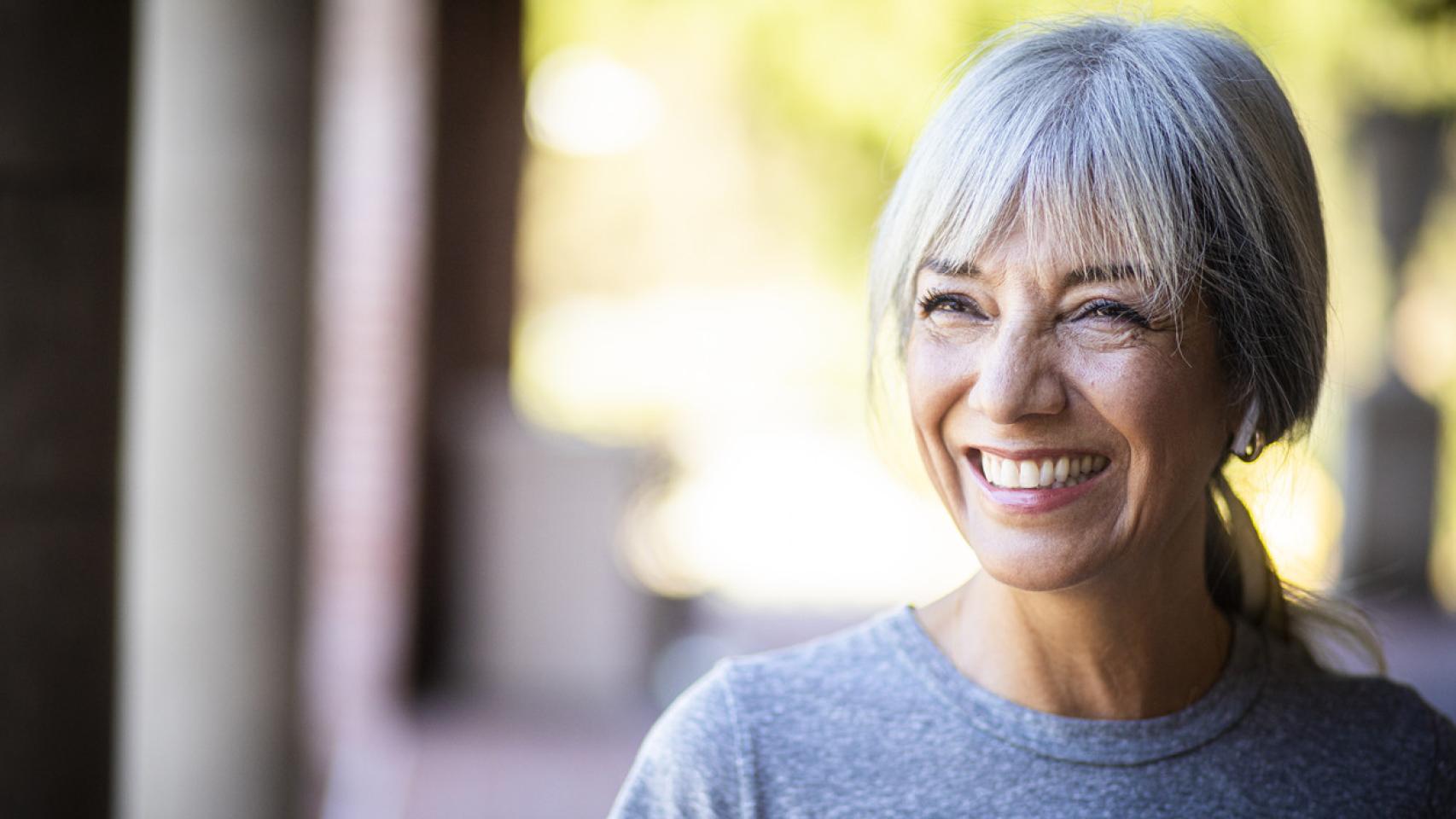 El innovador producto de farmacia para tapar canas sin usar tinte que triunfa entre las mujeres.