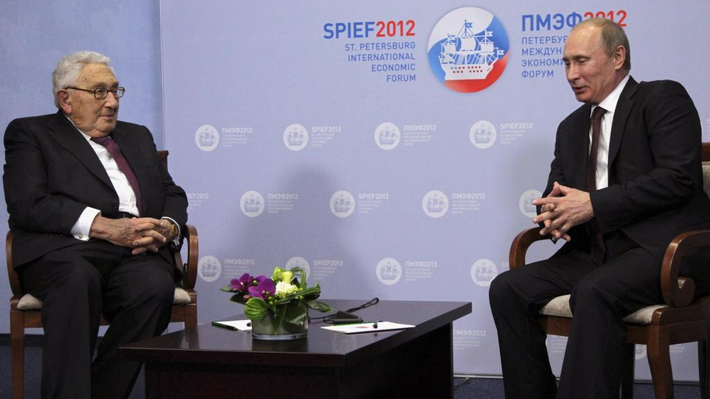 El presidente de Rusia, Vladimir Putin,  con Kissinger, durante el Foro Económico Internacional de San Petersburgo, Rusia, el 21 de junio de 2012.