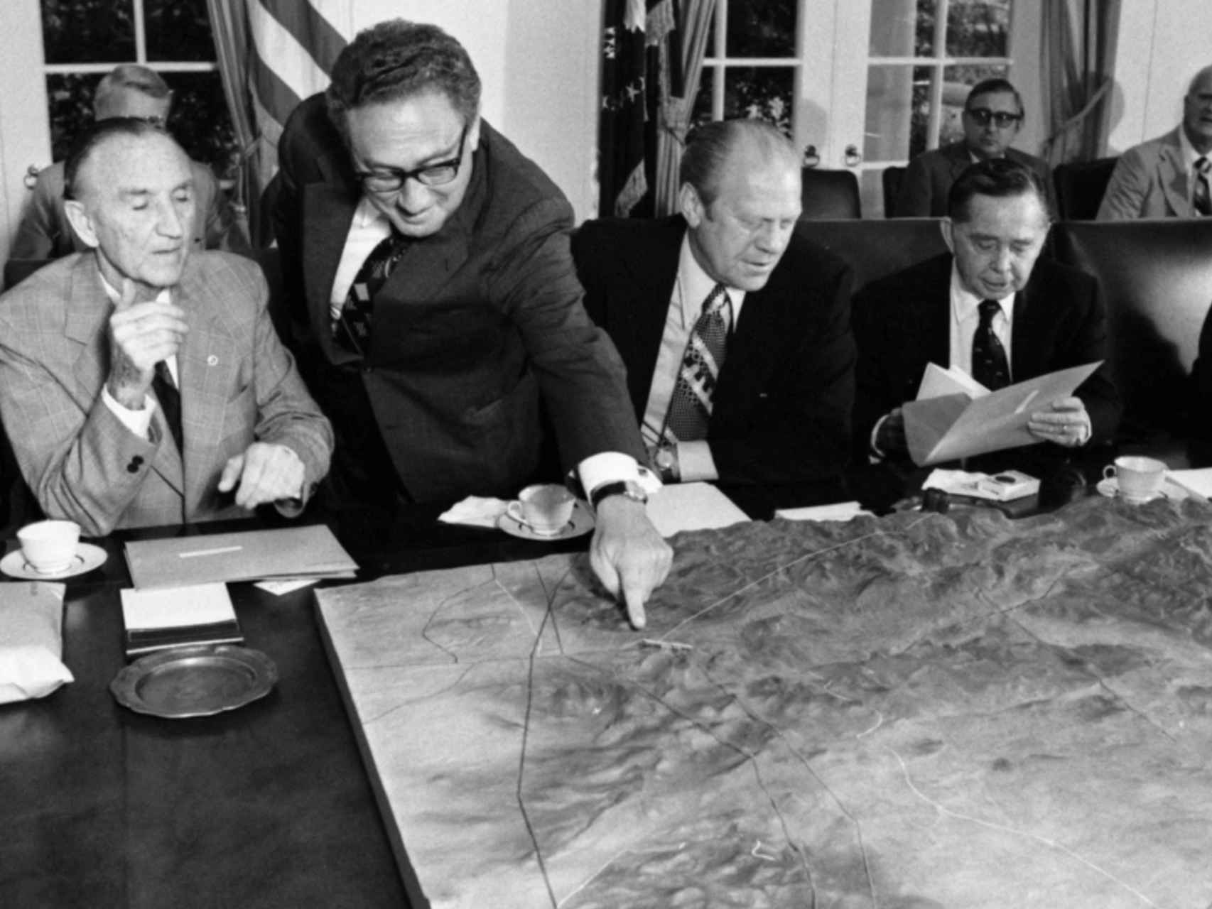 Kissinger señalando un mapa de la península del Sinaí durante una reunión con el presidente Gerald Ford y congresistas el 20 de enero de 1977.