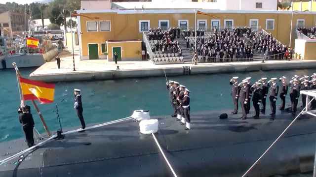 La bandera de España  ya ondea en el submarino S-81 Isaac Peral