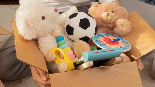 Una caja con juguetes para donar.