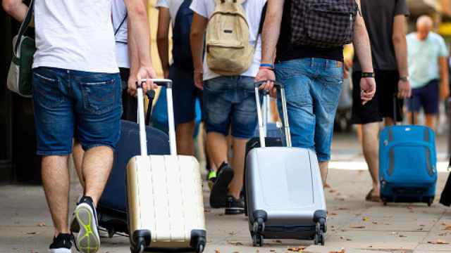 Un grupo de personas viajando con maletas y mochilas