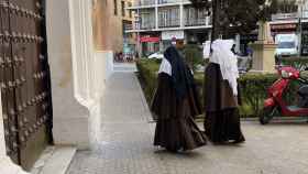 Dos monjas pasean por las calles de Sevilla.
